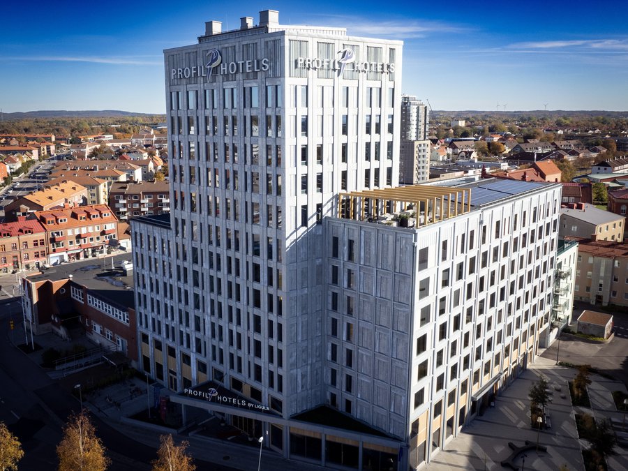 En större betongbyggnad i solljus. Stadsmiljö. 