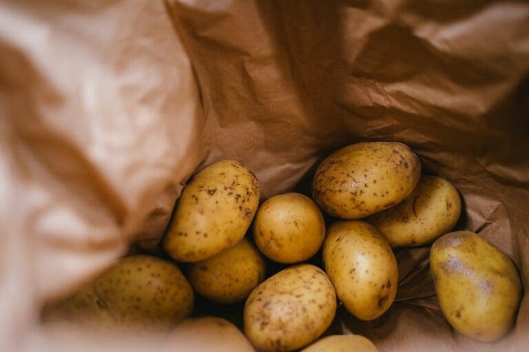 Potatis i en papperspåse