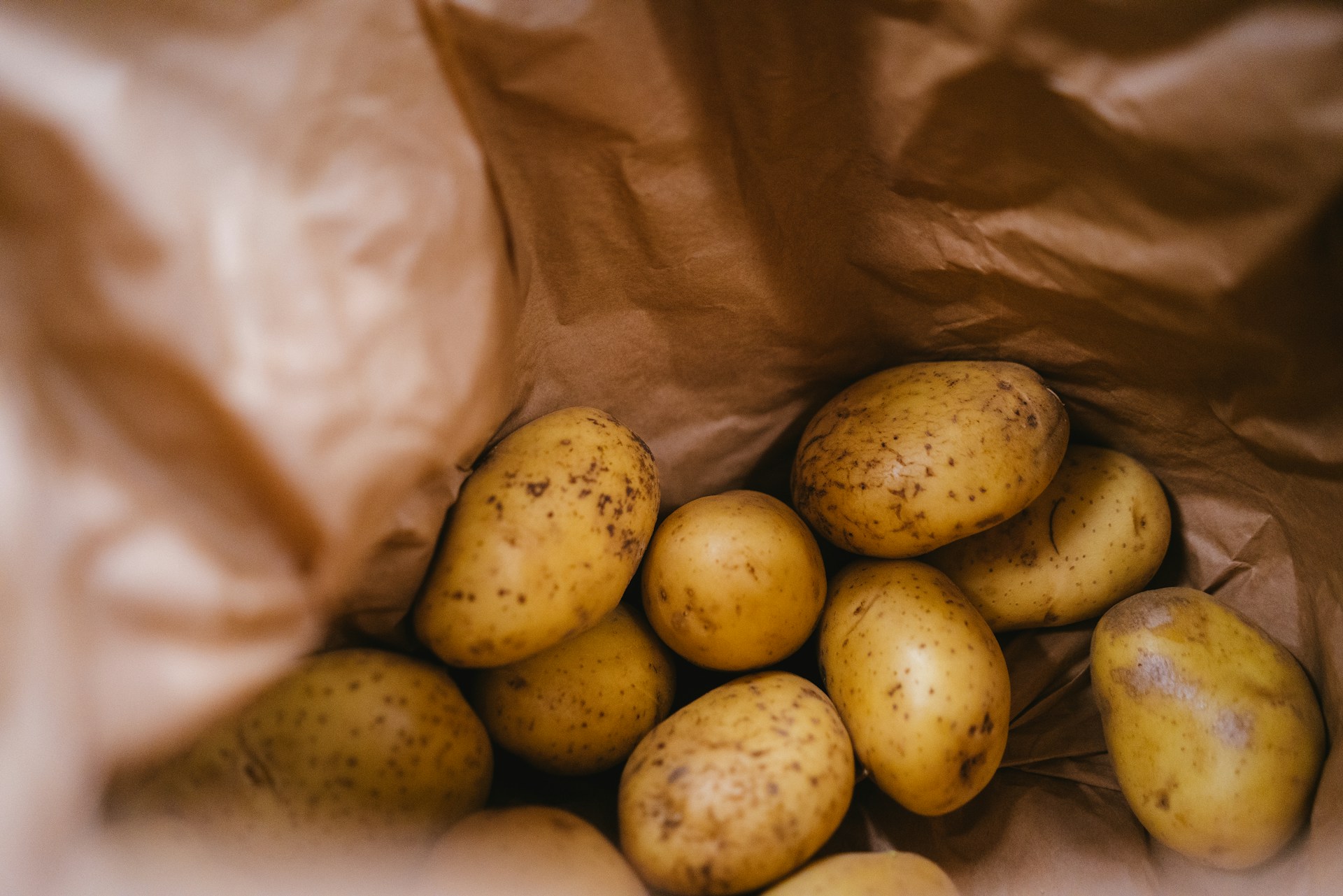Potatis i en papperspåse